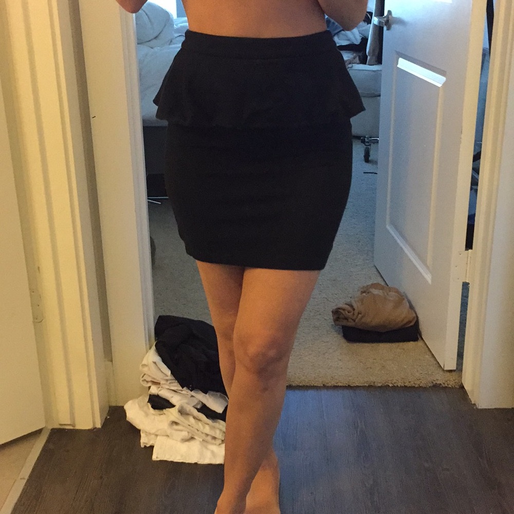 BLACK ALICE + OLIVIA PEPLUM MINI SKIRT SIZE 2